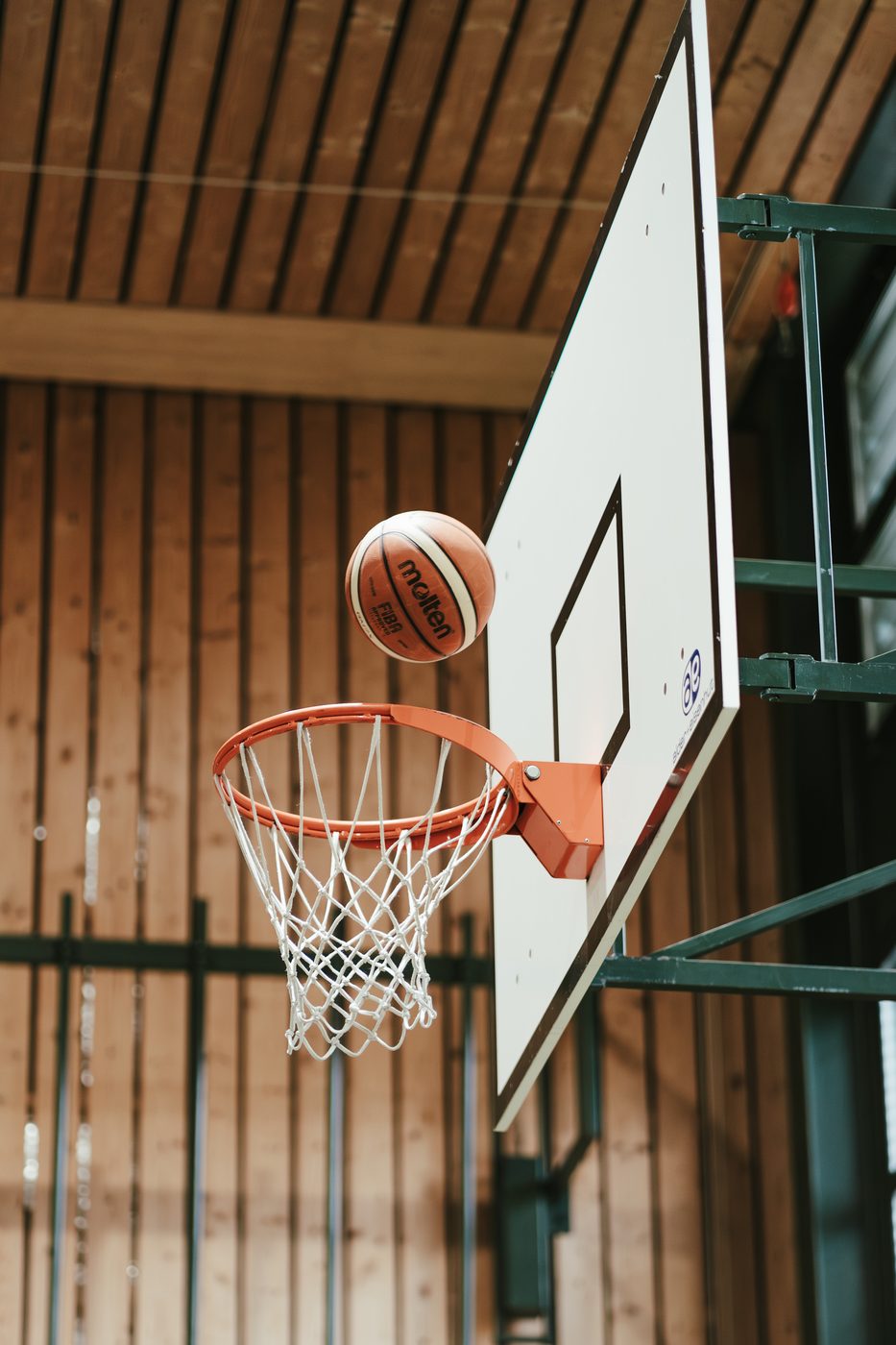 Basketball am Korb