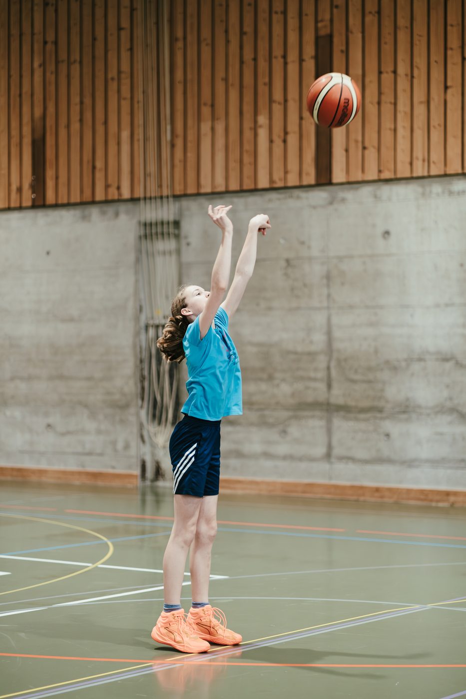 Junger Spieler beim Wurftraining