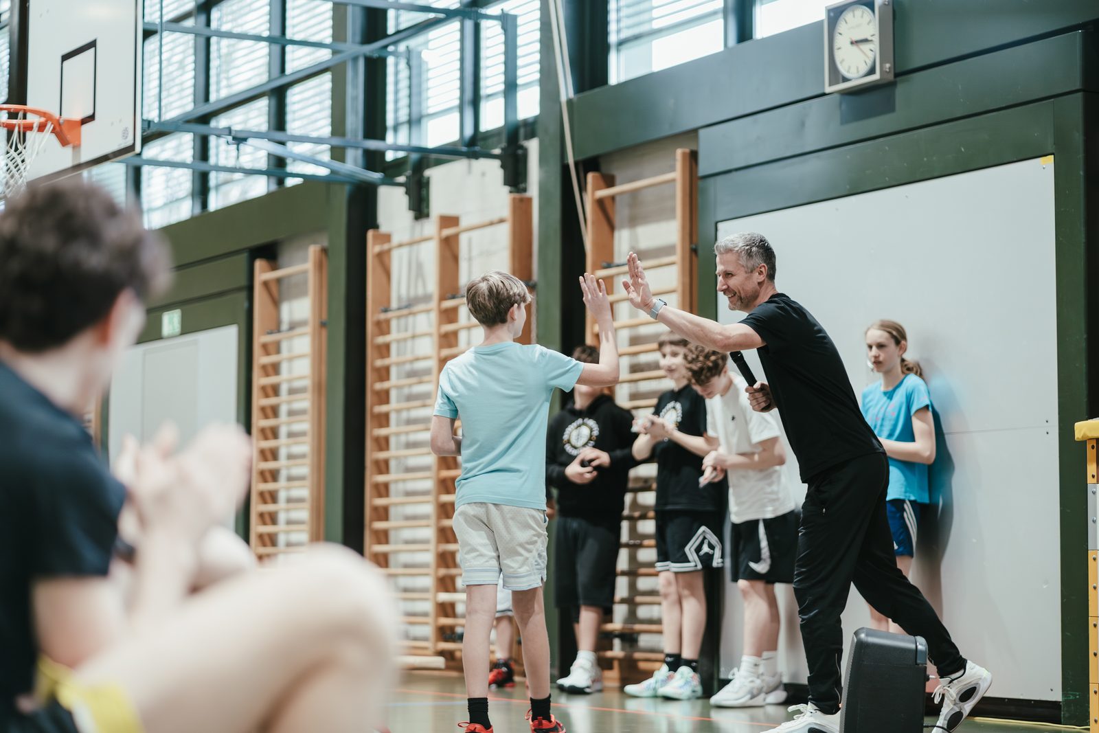 Trainer der Burgdorf Knights im Austausch mit jungen Spielerinnen und Spielern