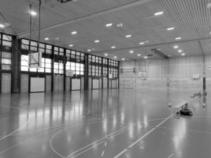 Leere Sporthalle